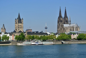 Blick vom Rhein Köln zum Turm historisches Rathaus